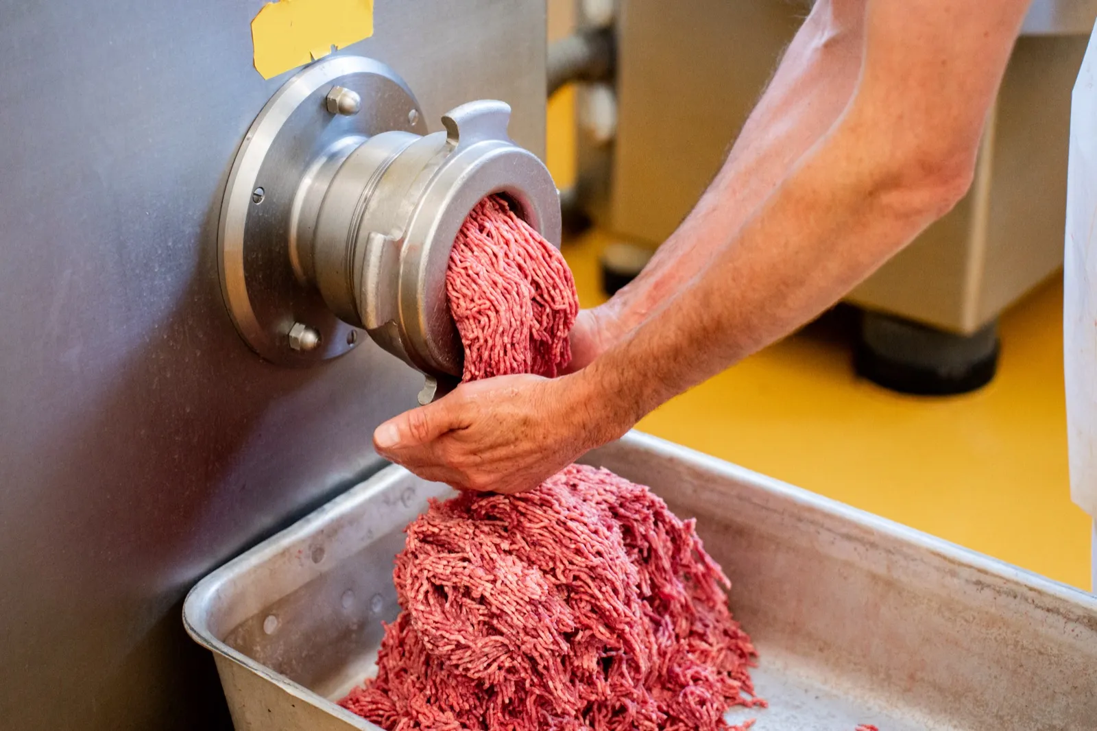 Frisches Hackfleisch aus dem Fleischwolf